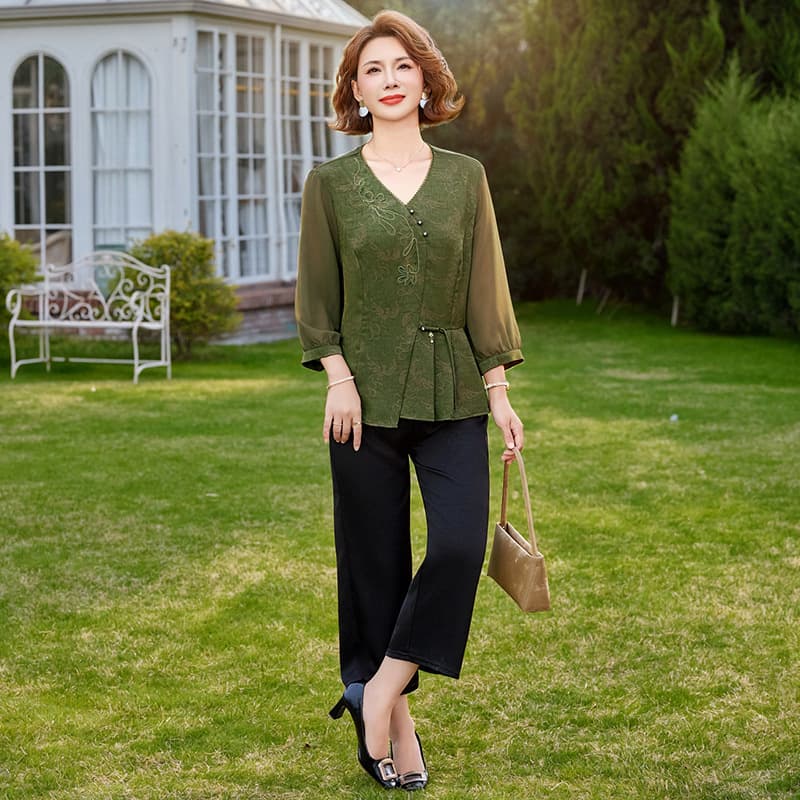 Elegant Middle-aged and Elderly Women's Summer Suit V-neck Red Wedding Banquet Dress for Mothers, Suitable for Daily Wear