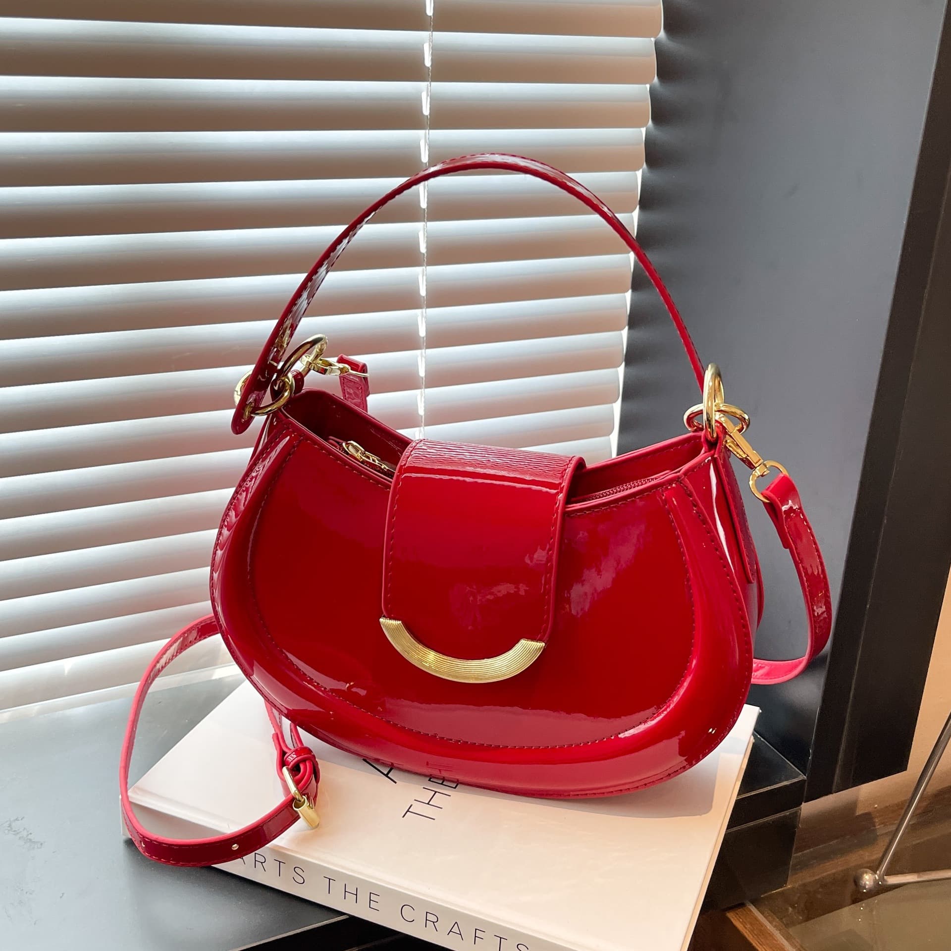 Fashionable Korean-style Mini Underarm Bag for Women 2025 New Simple Handheld Shoulder Bag Versatile Crossbody Commuter Saddle Bag