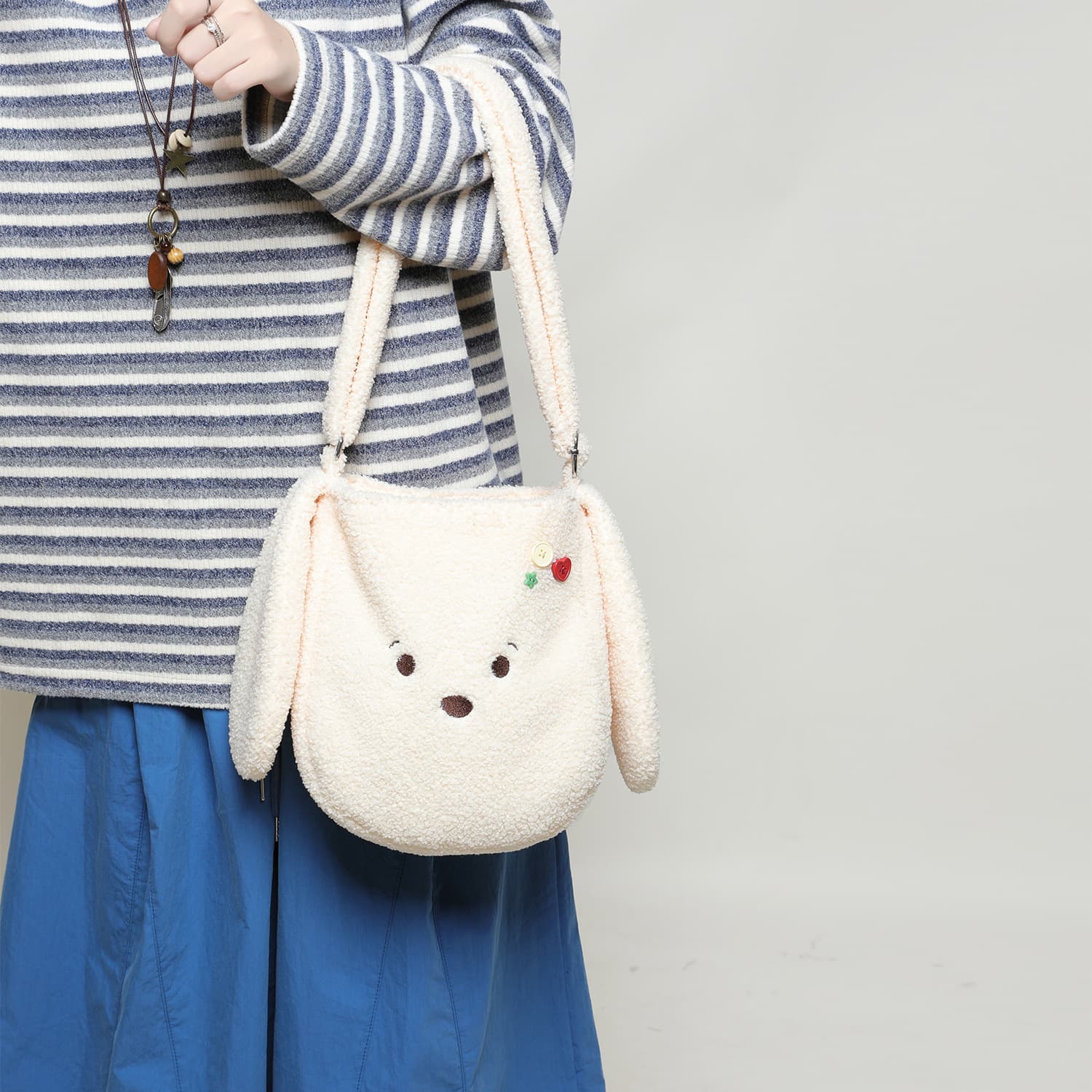 Autumn and winter bags for women 2026 autumn and winter new white lamb plush bag Korean version commuter tote bag furry crossbody bag