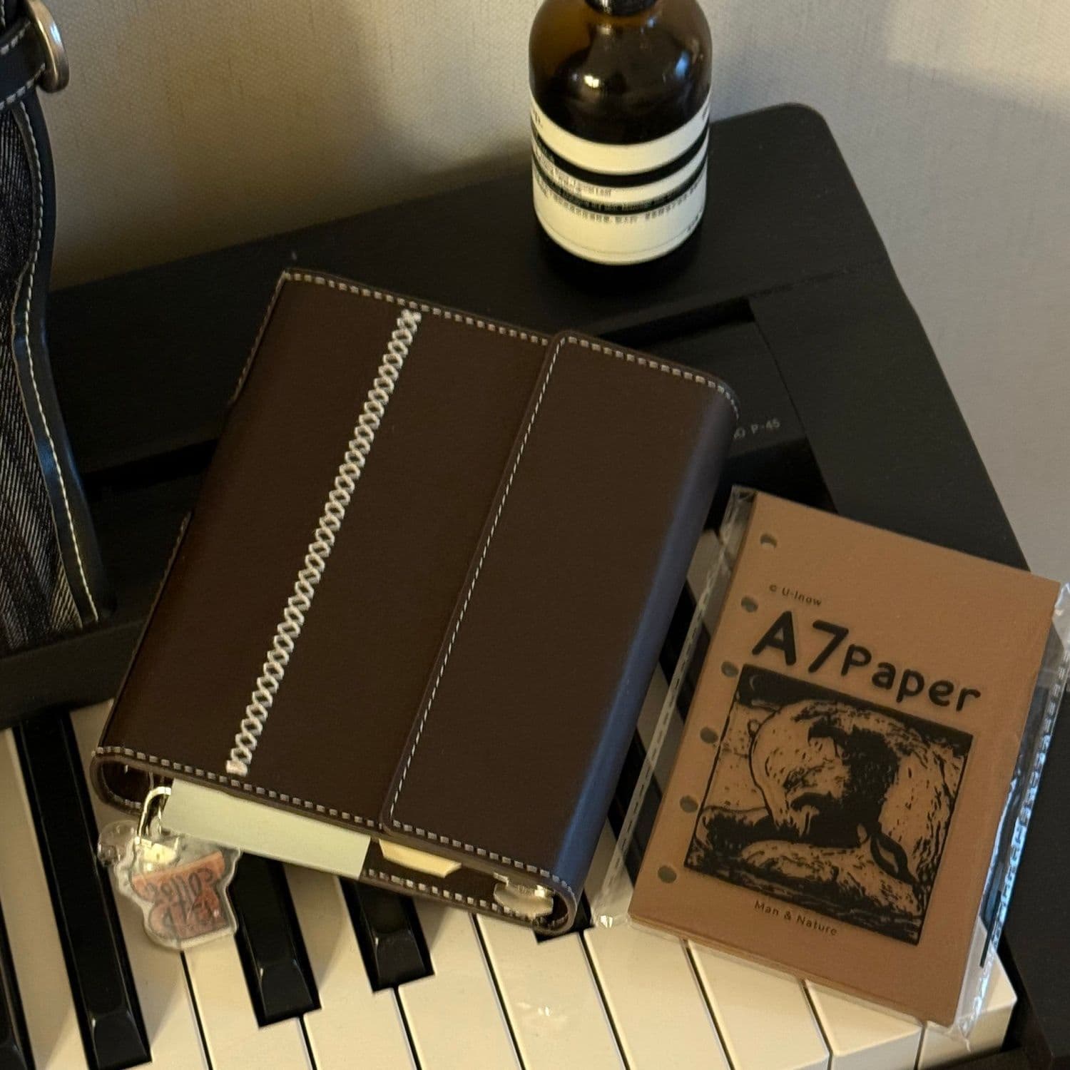 Xiaohongshu's same dark brown A7 loose-leaf three-fold handbook double-ring leather creative high-looking portable pen diary