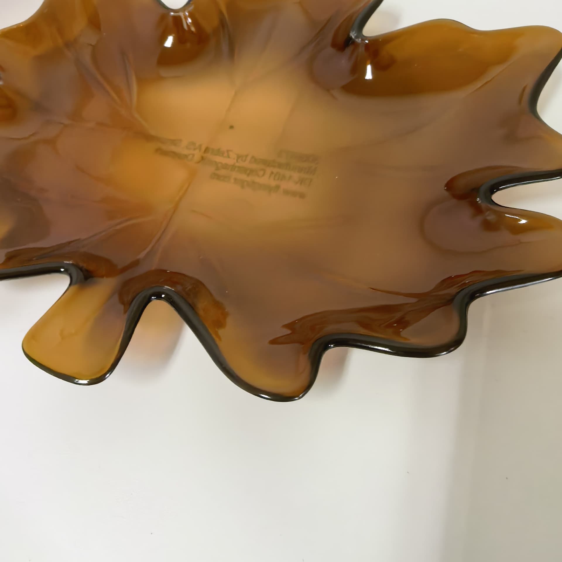 Creative Retro Thick Plastic Fruit Plate for Home and Hotel Dining, Gold Plastic Maple Leaf Plate