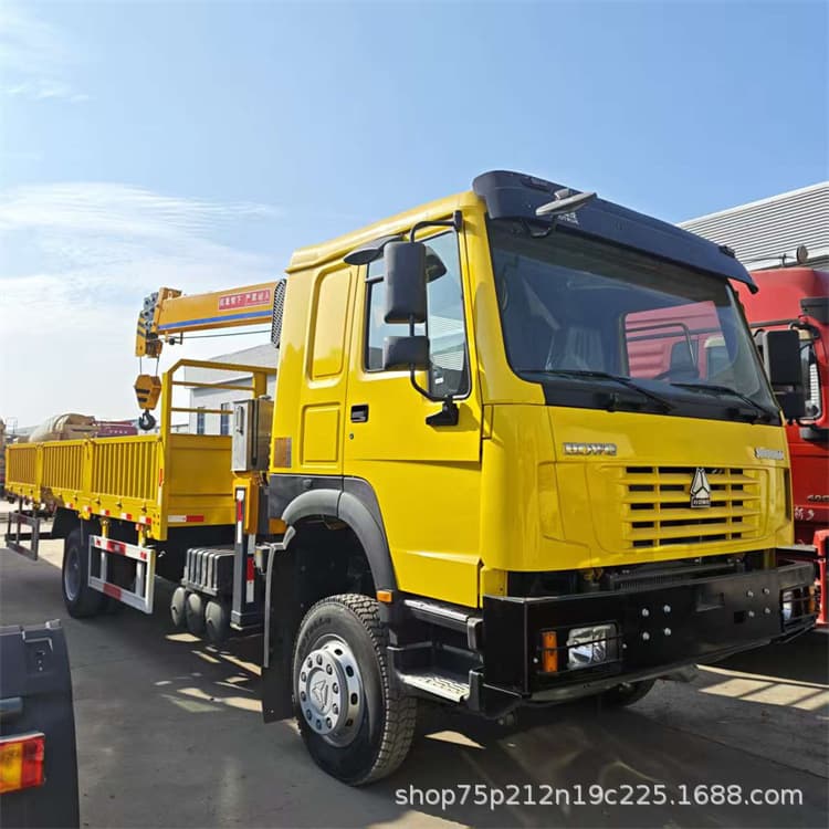Howo 8x4 8.5-meter thickened box large truck, 6-wheel box-type truck-mounted crane, export truck.