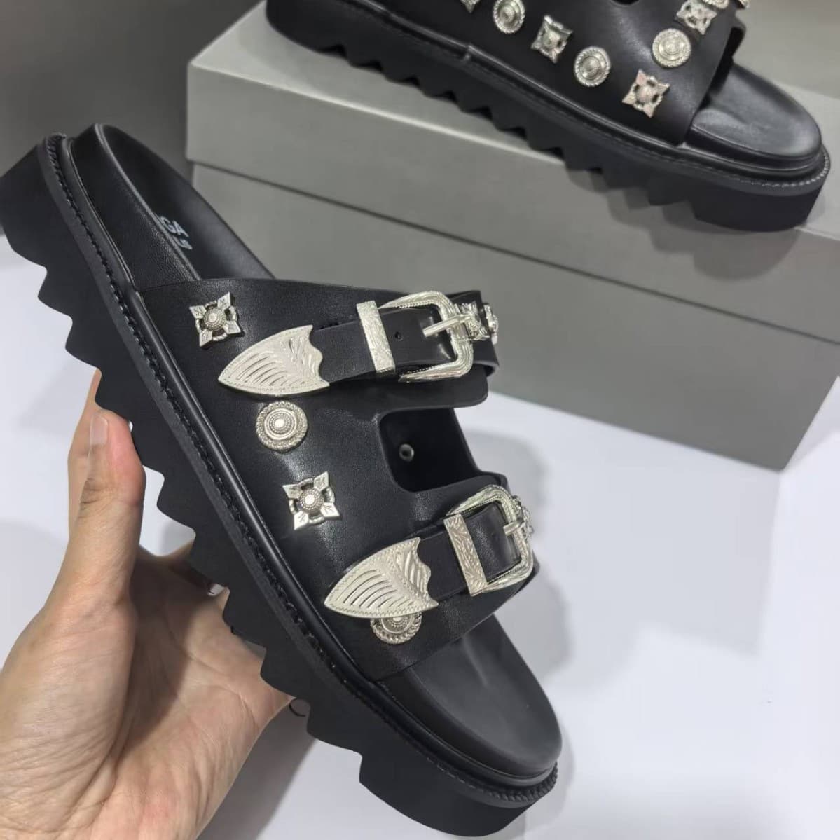 2026 Men's Genuine Leather Rivet Flip Flops, Thick Sole Anti-Slip Sandals, High Traction Men's Slippers for Summer
