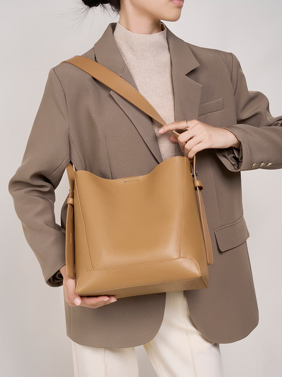 Large Bag Women Spring Summer 2026 New Style Crossbody Bag Versatile Genuine Leather Shoulder Bag Large Capacity Commuter Bucket Bag