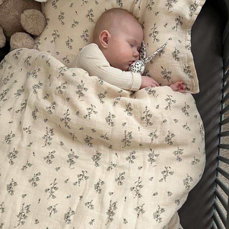 Nordic-style Instagram-inspired four-piece bedding set with illustrations, perfect for girls and babies. Features a double-layered fabric pillowcase and duvet cover in fine gauze, suitable for all seasons.