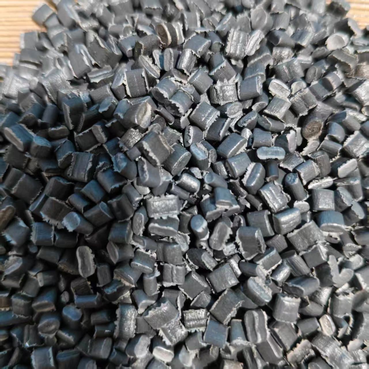 Black HDPE Recycled Plastic Pellets, Toughened Low-Pressure High-Density Recycled Material for Injection Molding
