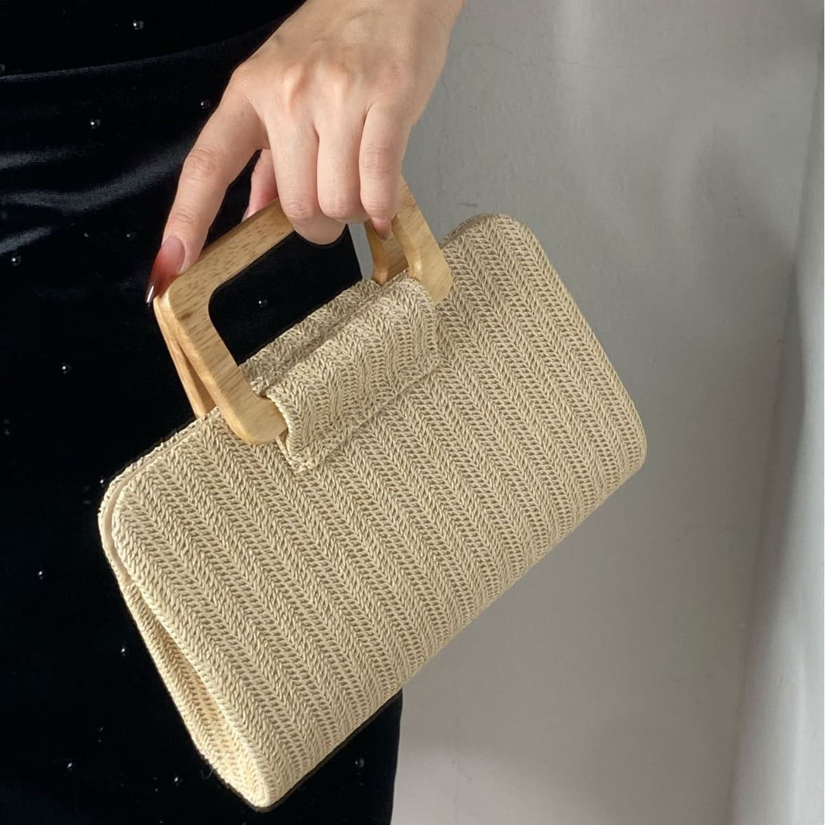 Cross-border 2025 new summer woven bag wooden wrist evening bag straw woven fashion women's bag