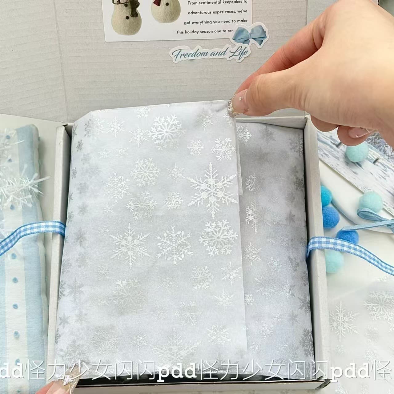 Ins-style Winter Atmosphere Gift Wrapping Essential White Snowflake Print Budget Wrapping Paper