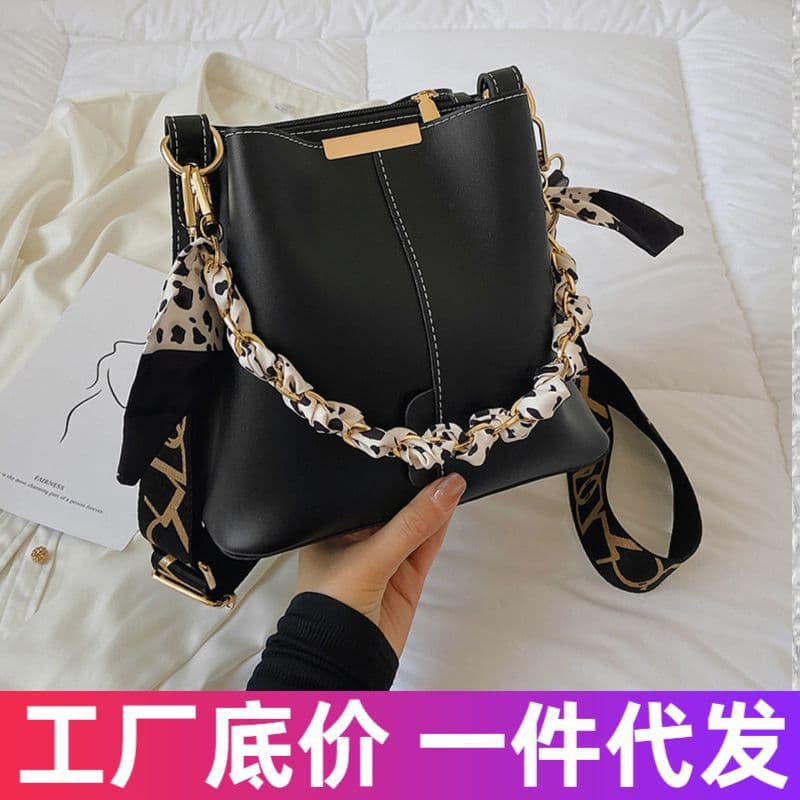Fashionable Large Capacity Bucket Bag Women's Crossbody Bag Commute Single Shoulder Bag Street Trend Spring 2025 PU Material