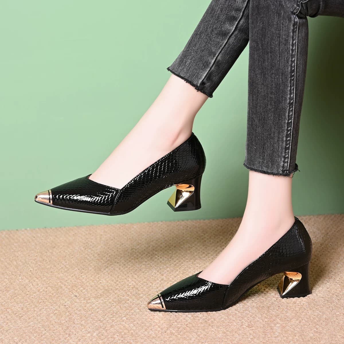 French pointed high-heeled shoes for women 2025 new autumn thick heel medium heel leather shoes retro genuine leather temperament single shoes