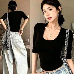 Black sexy U-neck short fitted short-sleeve T-shirt, new style mid-sleeve fitted top for women, tight high-waist half-sleeve pure desire