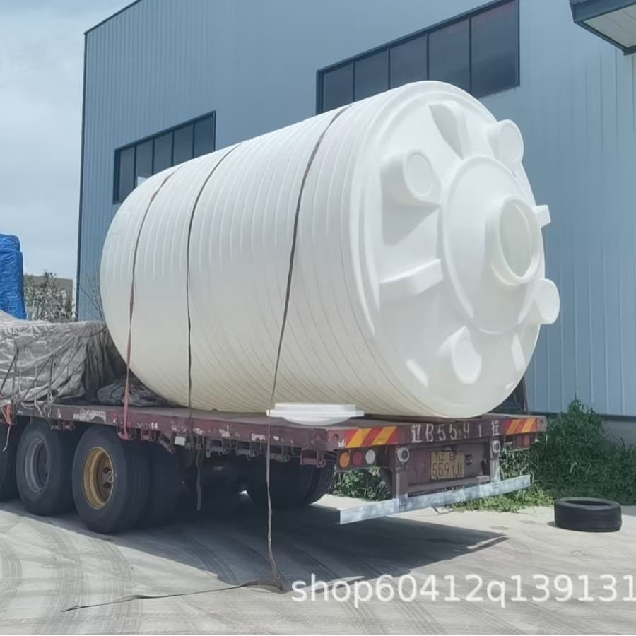 Hubei Jingzhou: 50 cubic meters plastic water tower, tough water storage barrels, food-grade integrated molding water storage tanks, well-sealed.
