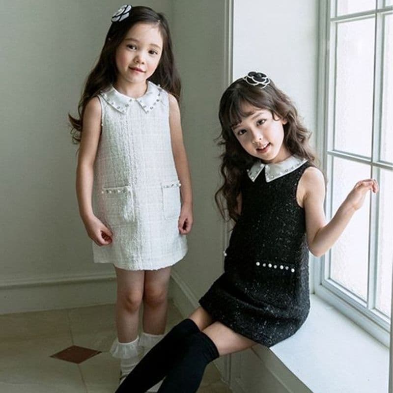 New autumn/winter style vest, dress with Peter Pan collar, perfect for girls of all ages. Chic and versatile.