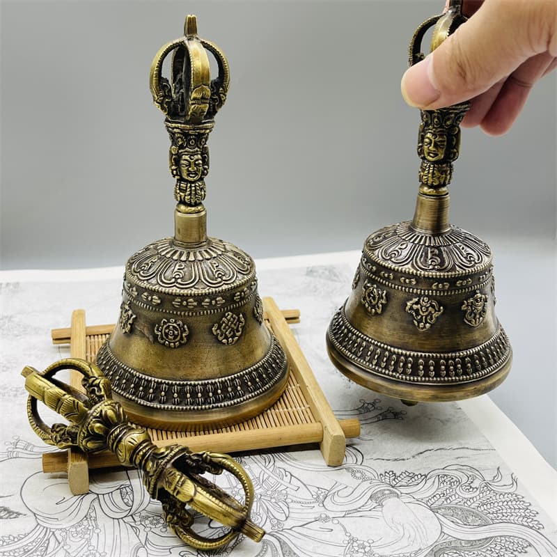 Nepalese handmade vajra bell ritual implement, Tibetan auspicious eight-treasure bell, a ringing bell for waking up, with a crisp sound.