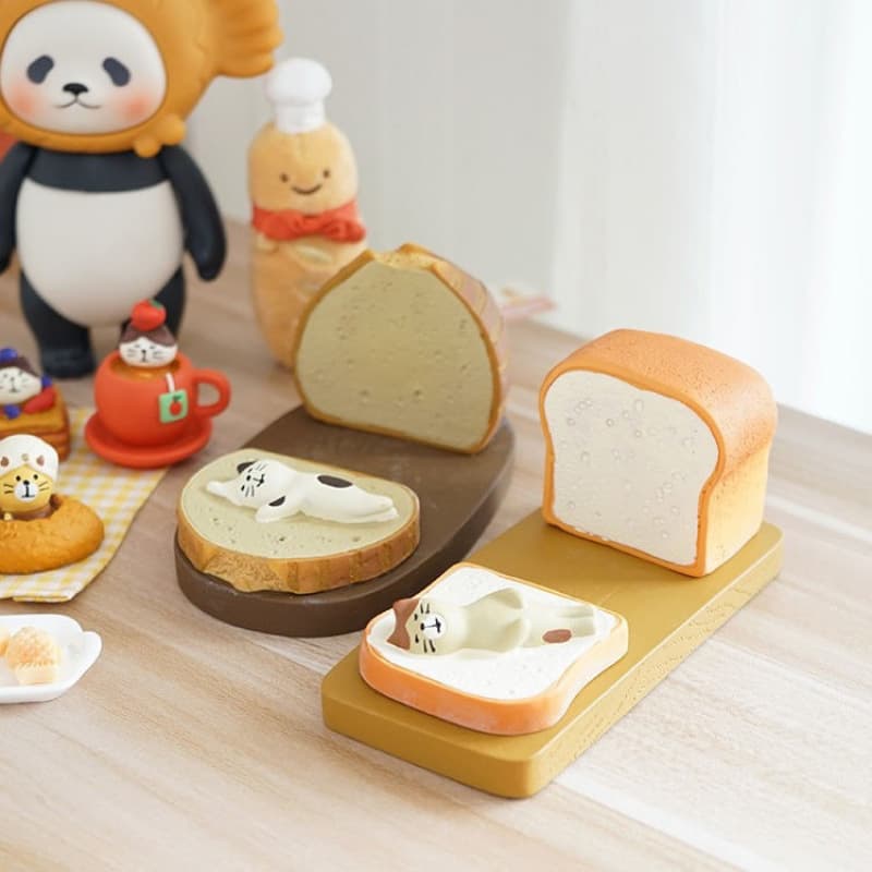 Cute and soothing cat-themed desktop decoration phone stand, resin lazy phone holder ornament.