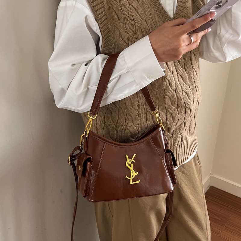 Solid color niche crossbody bag 2026 spring new fashion simple shoulder bag simple and exquisite hand bag armpit bag