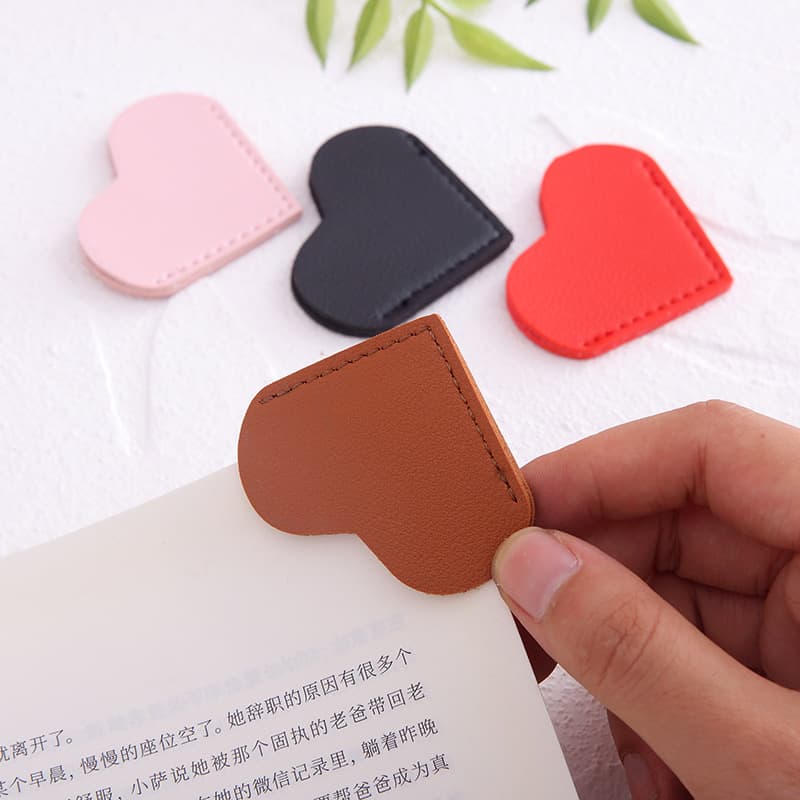 Creative PU Leather Heart Bookmark Book Corner Protector Portable Heart-Shaped Bookmark Student Reading Bookmark