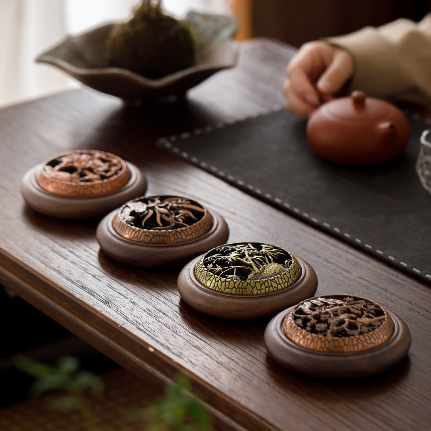 Black walnut light luxury incense burner Chinese style indoor hollow with lid solid wood agarwood sandalwood incense burner wood base bottom