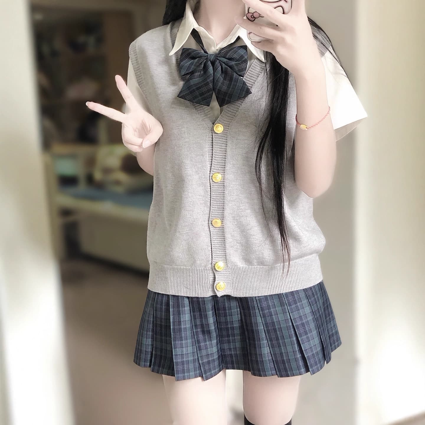 Japanese-style layered JK vest, lightweight and versatile for spring and autumn, perfect for school wear, and can be layered with a knitted cardigan.