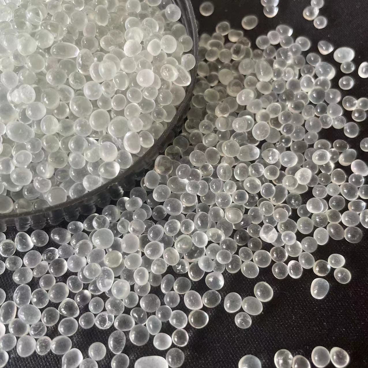 Fluffy toy filling glass beads 3-4 mm, glass filling particles, transparent, smooth, uniform.