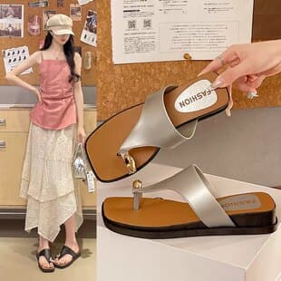 Niche Design Vintage Leopard Print Toe-Loop Sandals for Women Summer 2026 New Wedge Heel Heightening Flip Flops