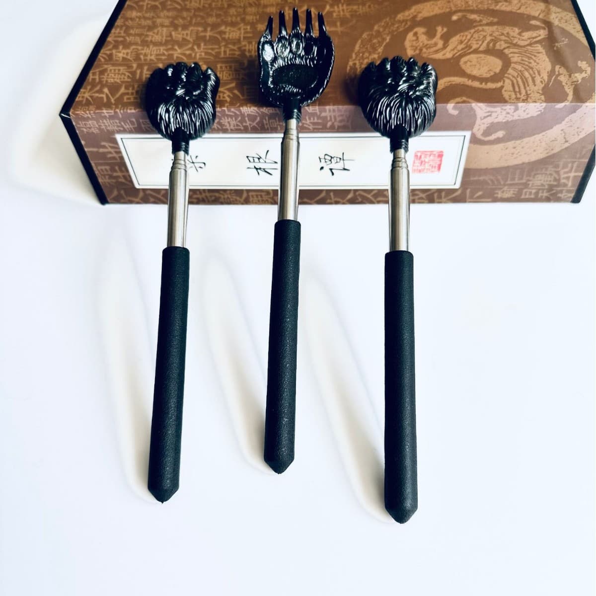 Manufacturer direct sales of various styles stainless steel telescopic back scratchers, divine tools for itching without assistance.
