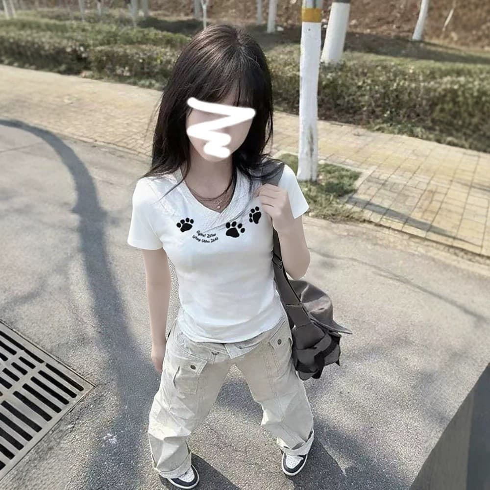 American Style White V-Neck Footprint Regular Shoulder Short Sleeve T-Shirt for Women Summer Design Slim Fit Unique Pretty Top