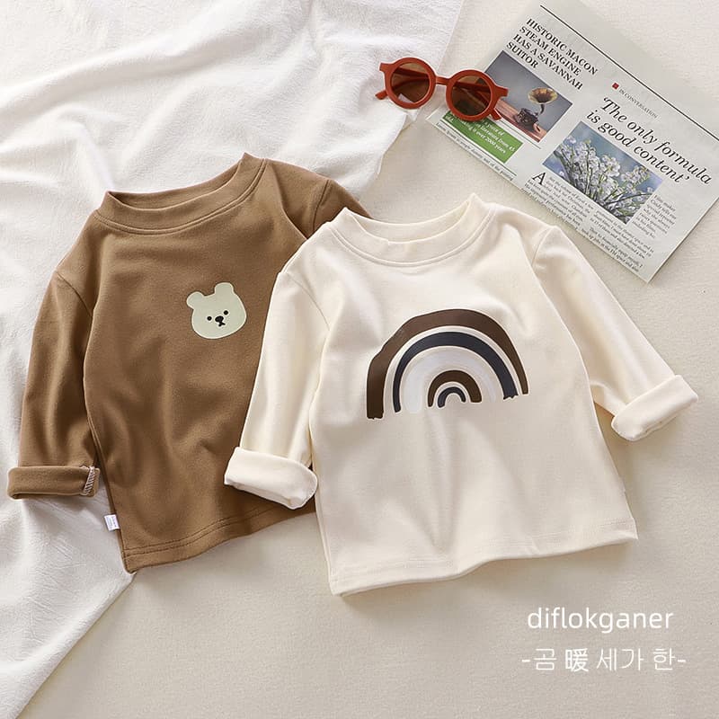 Children's autumn and winter warm woolen long-sleeved base layer shirt, cartoon Korean style, stylish sweatshirt for boys and girls, perfect for layering or wearing in autumn and winter.