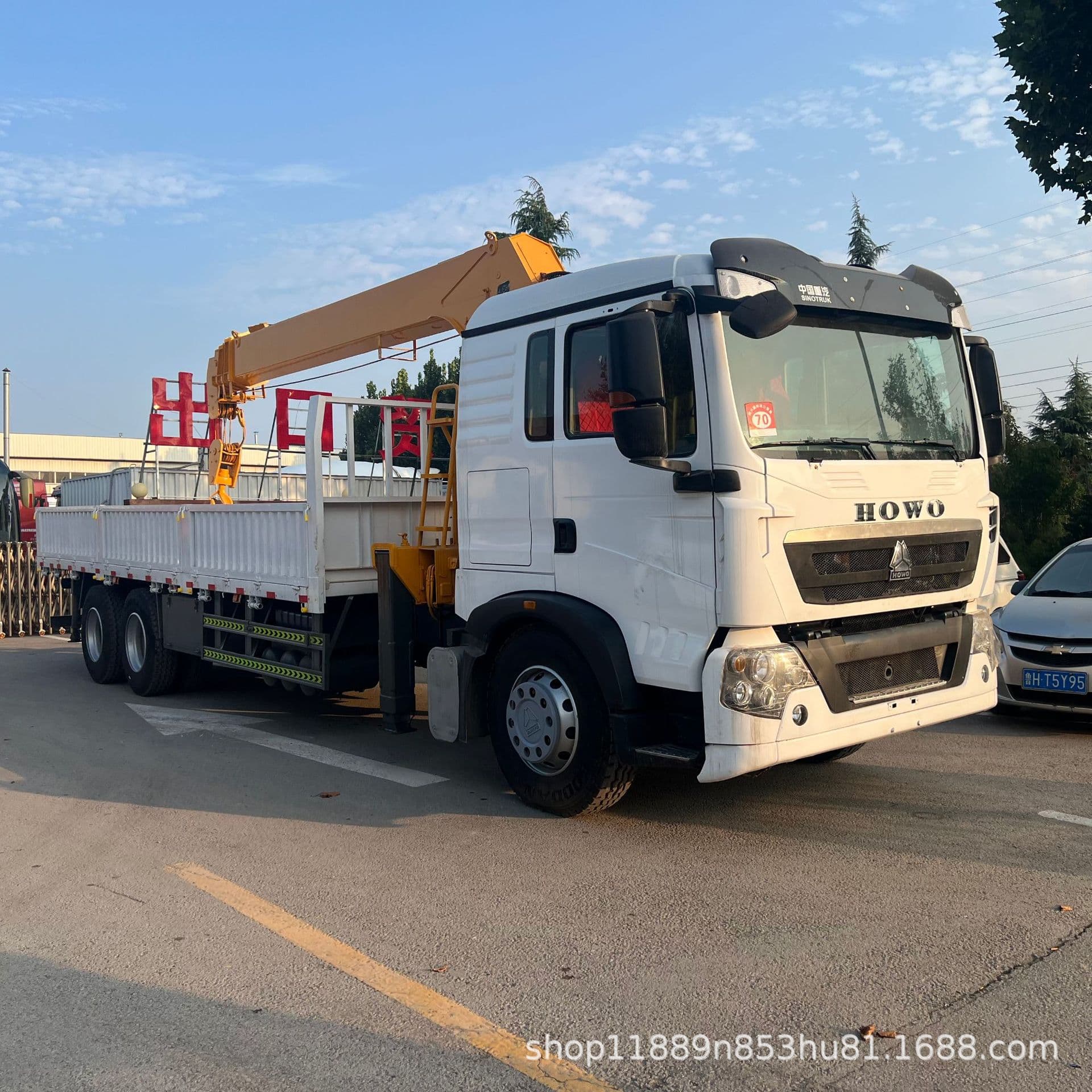 In-stock export cargo truck with crane 400 horsepower China V Sinotruk HOWO truck-mounted crane 12-ton 5-section boom