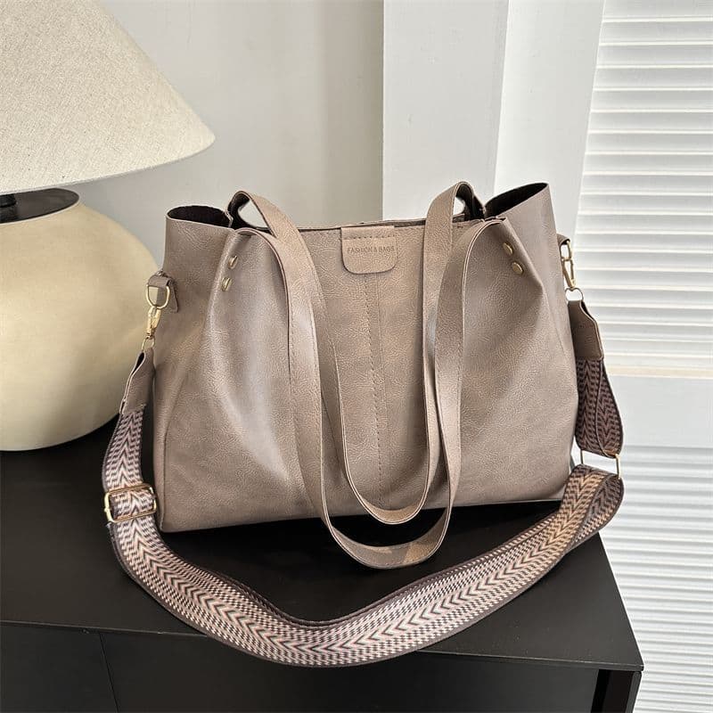 Large Capacity Women's Bag Autumn 2025 New Fashionable Shoulder Bag Trendy Commuter Tote for School