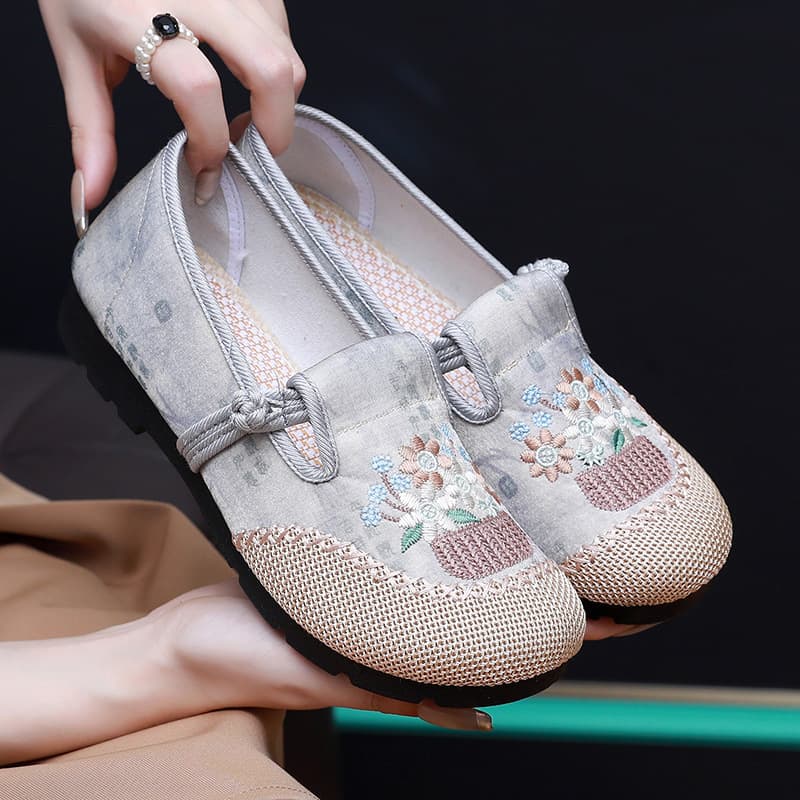 Spring and Autumn New Style Old Beijing Cloth Shoes Women's Flat Shoes Soft Sole Non-Slip Comfortable Mother Shoes New Chinese Ethnic Style Embroidered Shoes