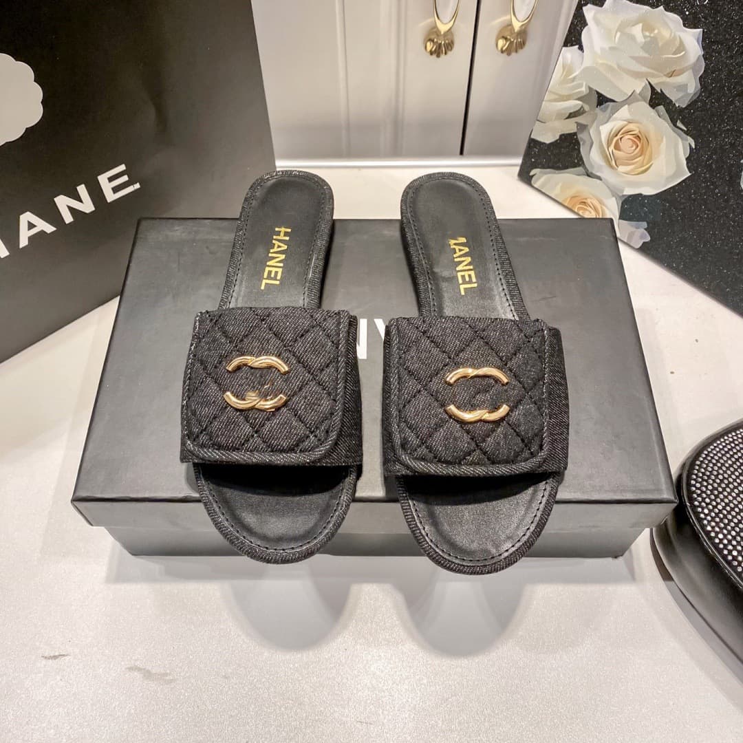 2025 New Style Chanel-Inspired Diamond Quilted Metal Buckle Flat Slide Sandals for Women, Casual Beach One-Strap Sandals