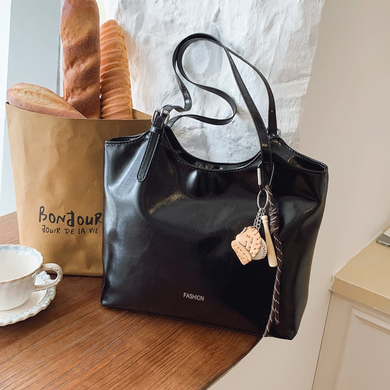 Soft leather texture large-capacity tote bag for women 2026 summer new commuter niche design portable shoulder bag trendy