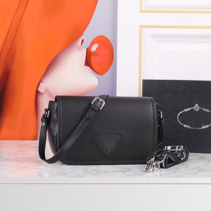 P's popular simple style bag, fashionable and versatile shoulder bag, retro high-end light luxury crossbody bag, large capacity women's