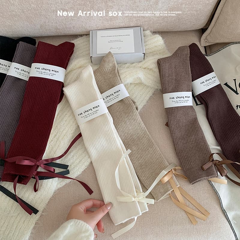 Autumn and winter cashmere calf socks for women with bow ribbons, knee-high thickened warm socks, perfect for pairing with boots, slimming and versatile long socks.