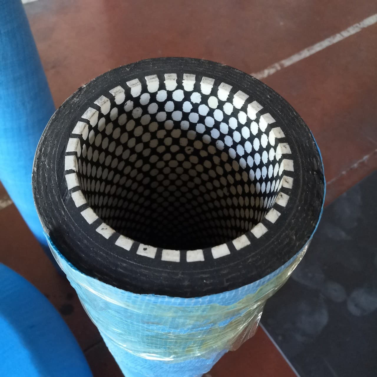Ceramic-lined rubber hoses for transporting pulverized coal, durable ceramic rubber hoses for blast furnace pulverized coal injection, and rubber-ceramic hoses for transporting slag.