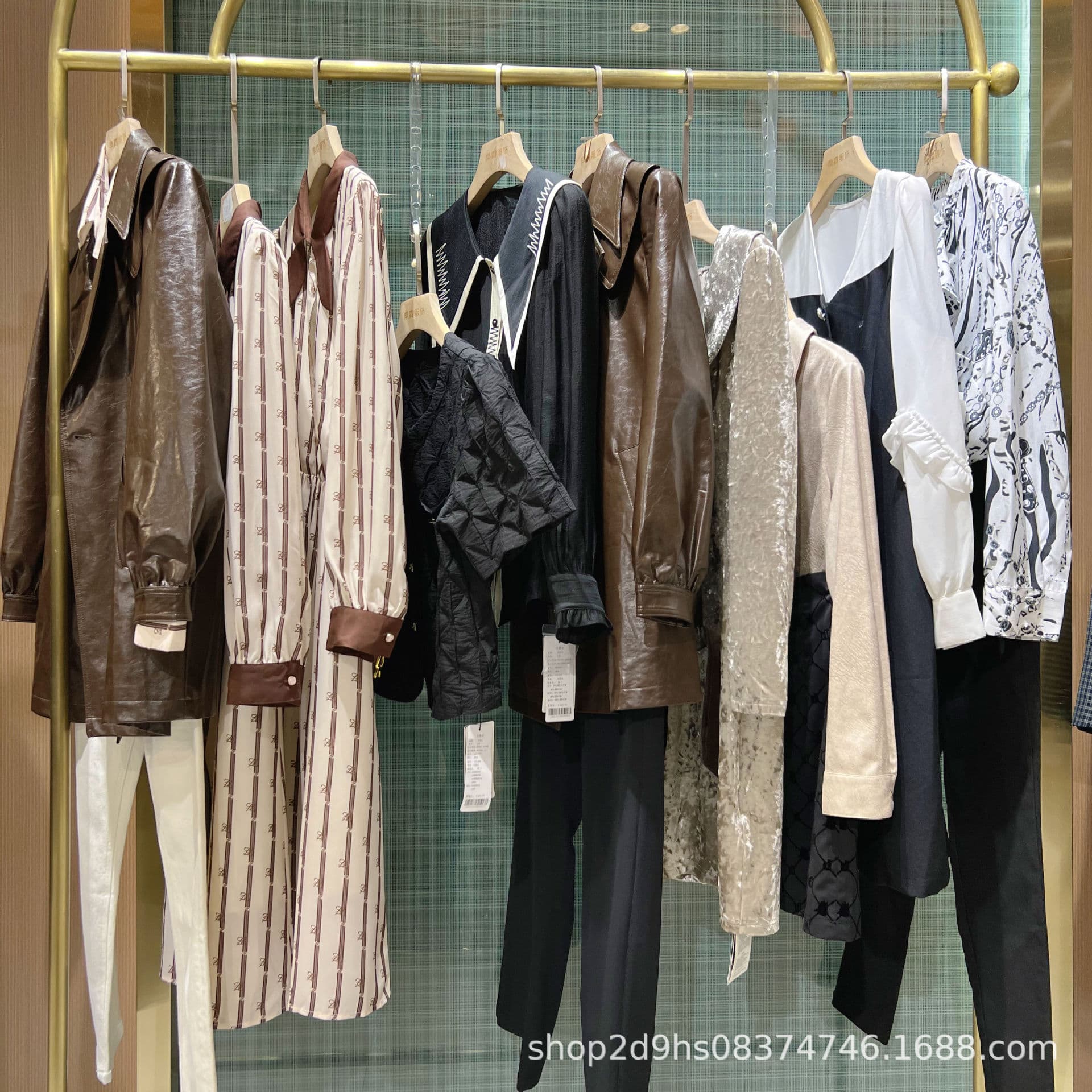 High-end designer women's wear, less autumn urban minimalist women's wear, mixed styles, limited edition, live streaming, physical store sourcing.
