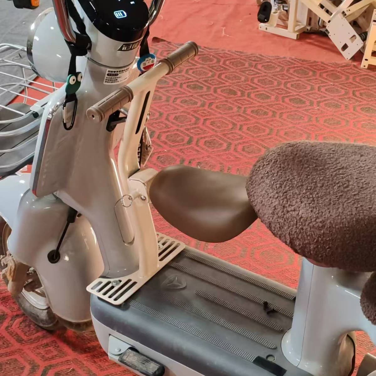 Electric car child safety seat front battery car baby seat electric car baby safety seat wholesale