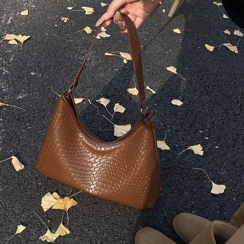 Woven Simple Bucket Bag 2025 New Fashionable Stylish Large Capacity Shoulder Bag Niche Personality Ins Underarm Bag