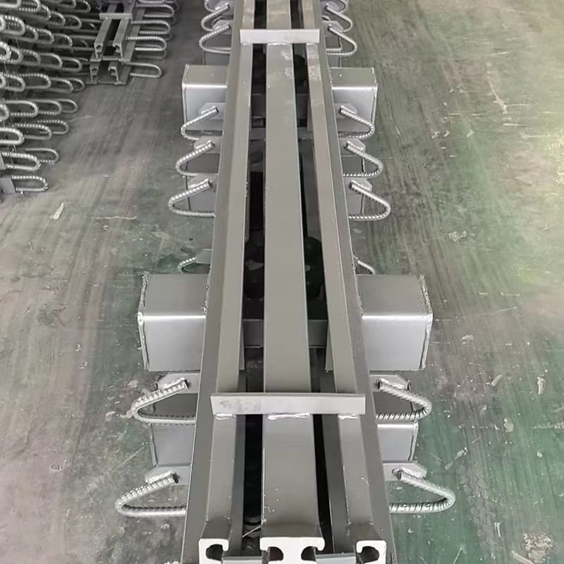 Lujin highway bridge expansion joints C40F60D80E160 comb-tooth plate type multi-directional displacement expansion joints for pedestrian walkways.