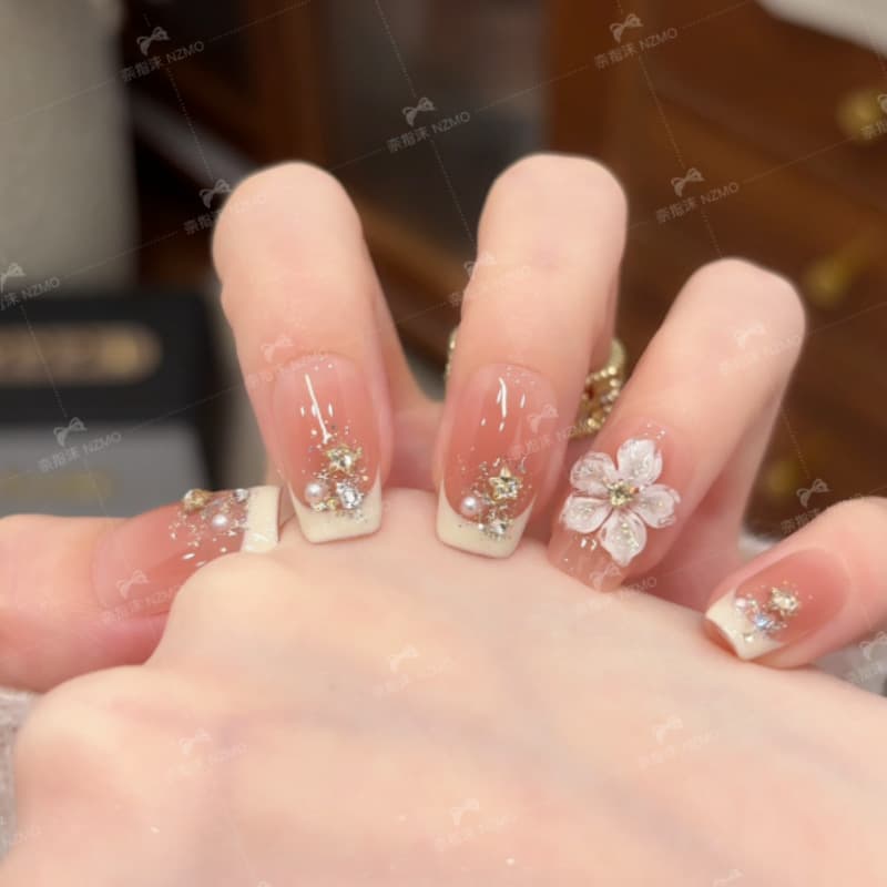 [Apricot Blossom Misty Rain] Jade Bud Reflecting Summer White French 3D Floral Whitening Ins-style Handmade Nail Art