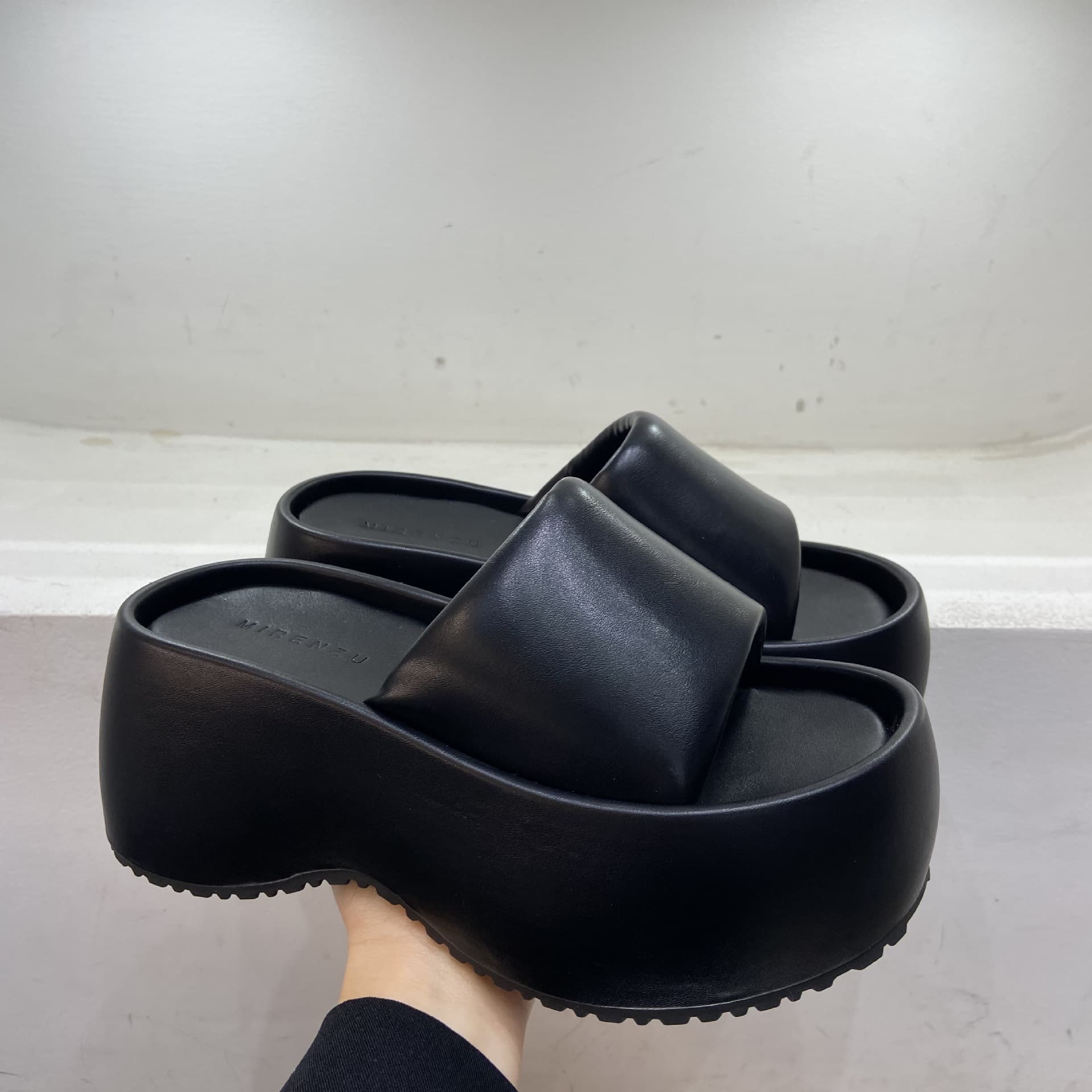 European and American British Style 2025 New Thick Sole Slippers for Women Summer Outdoor Waterproof Non-Slip Heightening Beach Flip Flops