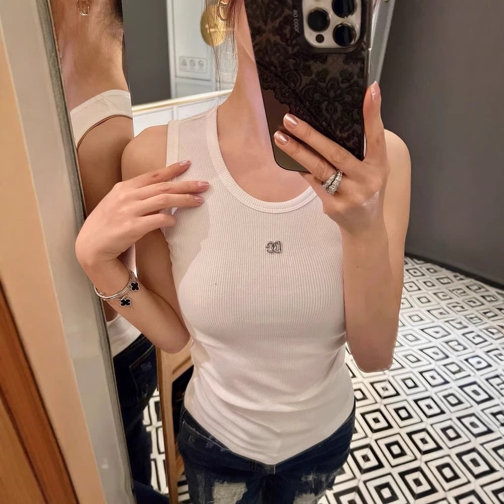 DG Basic Tank Top for Women Summer Inner Layer 2025 New Round Neck Wide Shoulder Strap Sleeveless Top Slim Fit Figure-Flattering Old Money Style