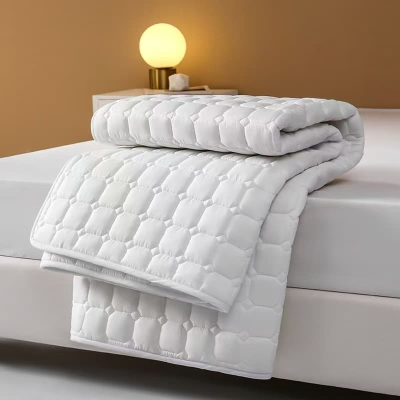 Manufacturer Direct Wholesale Bed Protector Hotel Linen Soft Pad B&B Stain-Blocking Mattress Hotel Guard Pad