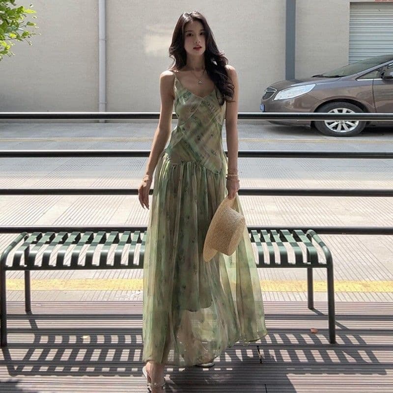 French style sleeveless floral dress for women 2026 new summer style seaside vacation, beautiful pinch waist suspender long skirt
