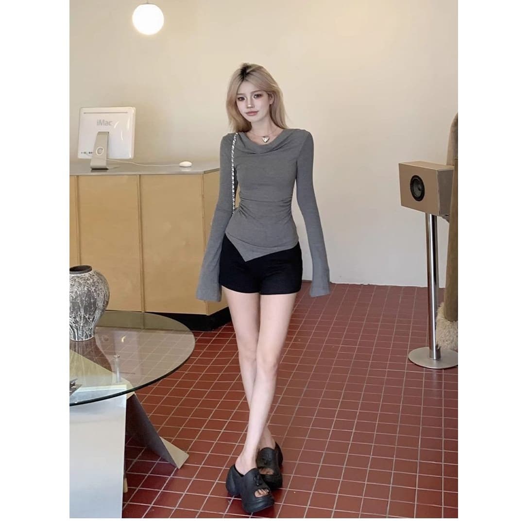 Korean-style off-shoulder long-sleeve gray T-shirt for women, chic and elegant, with an irregular design for spring and autumn, pure and alluring style