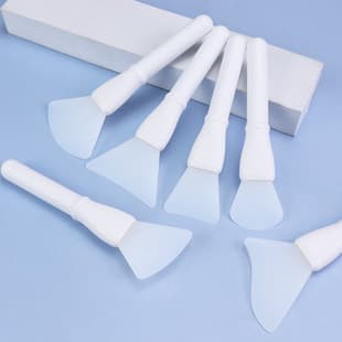 Silicone Brush Soft Head Silicone Face Mask Brush One-Piece Handle Medium Size Face Mask Applicator Tool Ivory White Clay Mask Brush