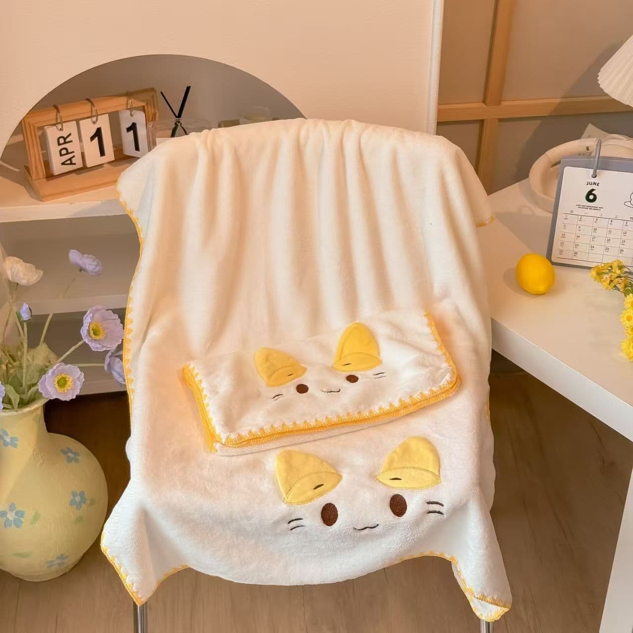 Cute Cat Print Towel and Bath Towel Set for Home and Dorm, Coral Fleece, Absorbent, Anti-Shedding, Bath Wrap and Shower Cap