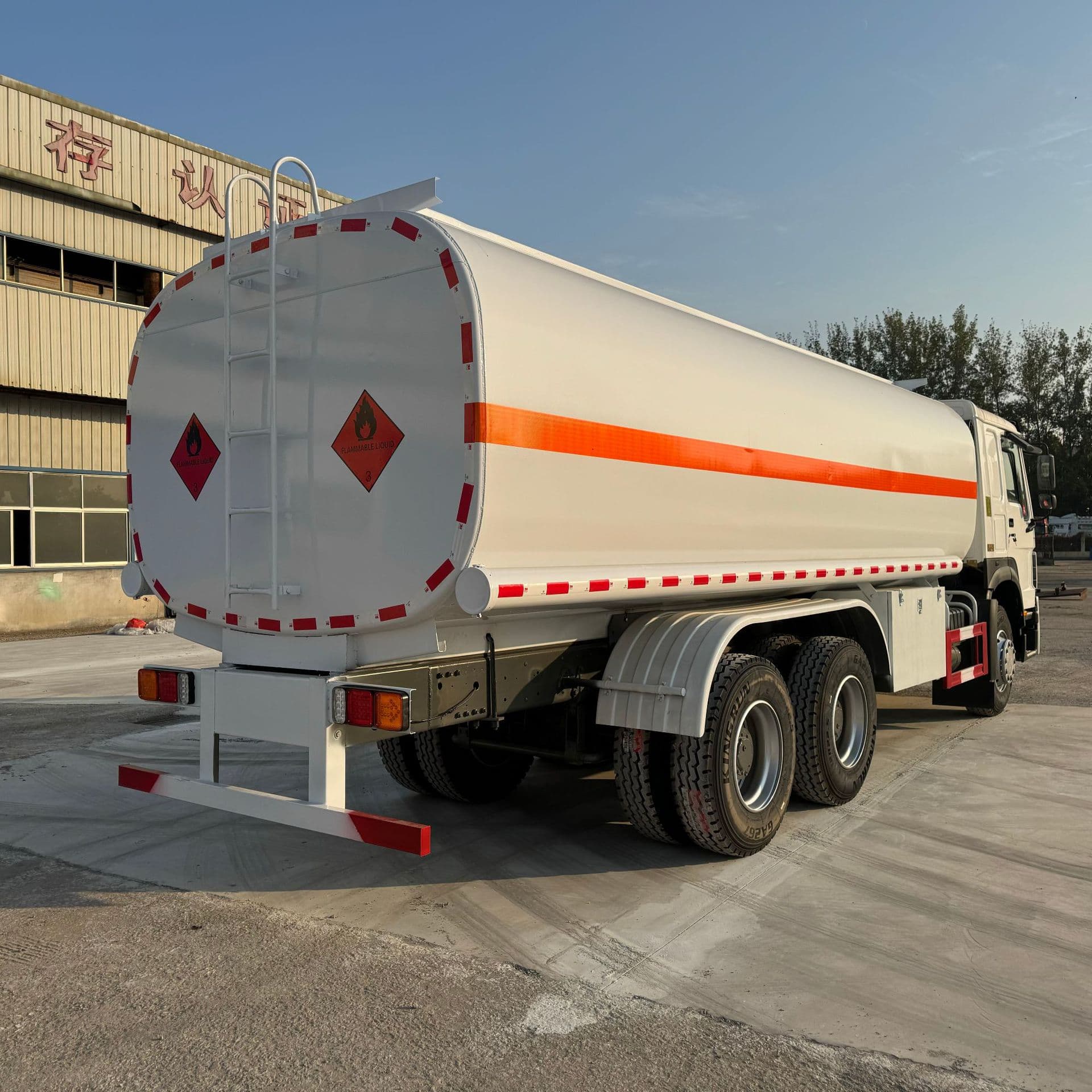 Sinotruk HOWO 6*4 Aluminum Alloy Transport Tanker, 20m³ Diesel Gasoline Mobile Refueling Truck, Liquid Transport Tanker