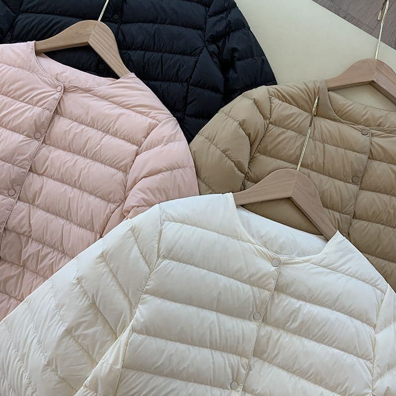 Exported to Europe, 95% white goose down, lightweight down lining, women's slim-fit round neck down jacket, suitable for layering or wearing on its own.